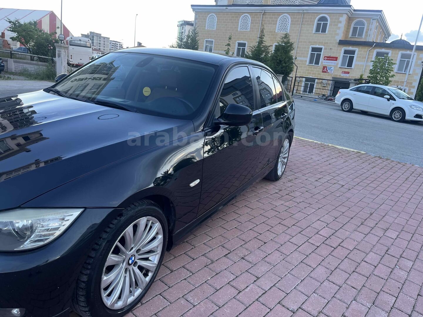 Galeriden BMW 3 Serisi 320d Comfort 2011 Model Uşak 194.000 km Siyah 5