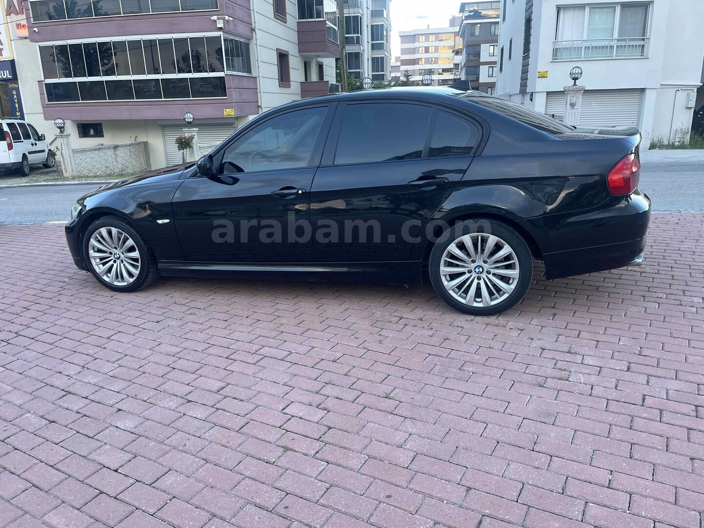 Galeriden BMW 3 Serisi 320d Comfort 2011 Model Uşak 194.000 km Siyah 3