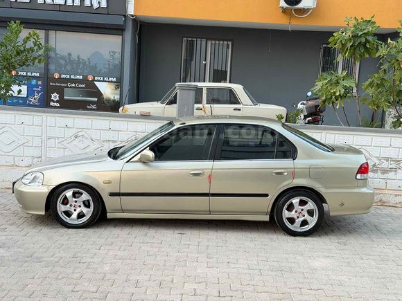 Galeriden Honda Civic 1.6 i ES 2000 Model Antalya