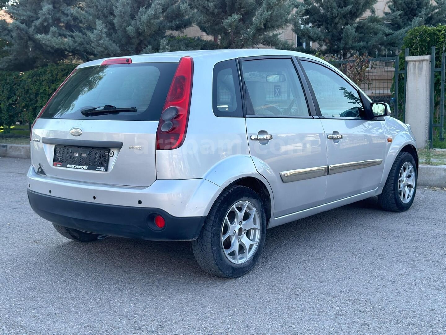 Galeriden Ford Fiesta 1.4 TDCi Comfort 2006 Model Aksaray 300.000 km Gri (Gümüş) 5