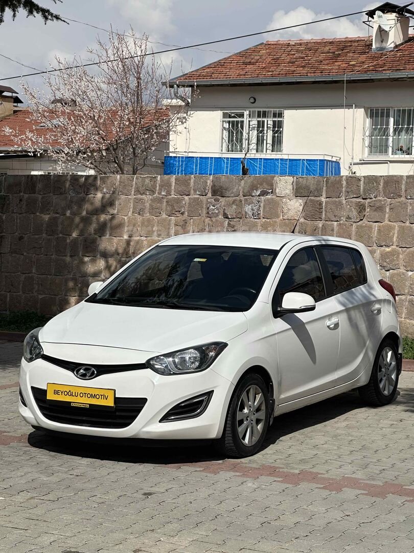 Galeriden Hyundai i20 1.2 D-CVVT Sense 2012 Model Nevşehir 190.000 km Beyaz 2
