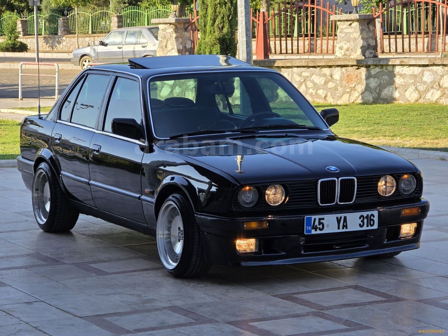 Galeriden BMW 3 Serisi 318i Standart 1989 Model İzmir 252.000 km Siyah 3