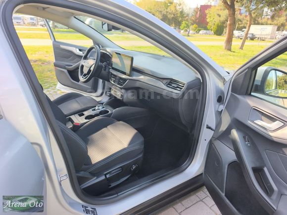 HATASIZ 2025 MODEL FORD FOCUS 1.5 DİZEL 115 BG TİTANYUM STİL