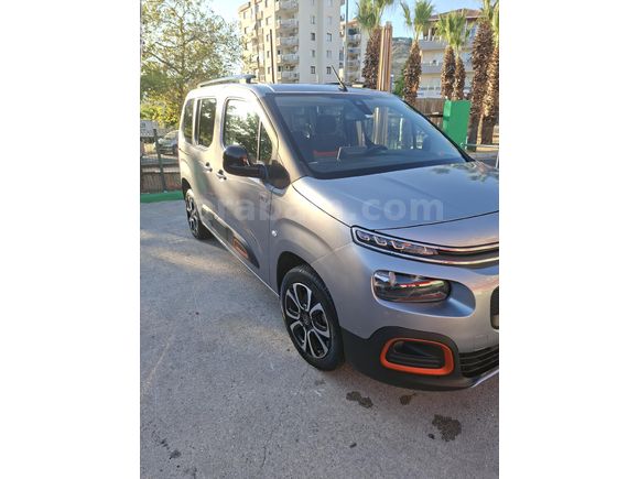 NADİR TEMİZLİKDE BİR ARABAl