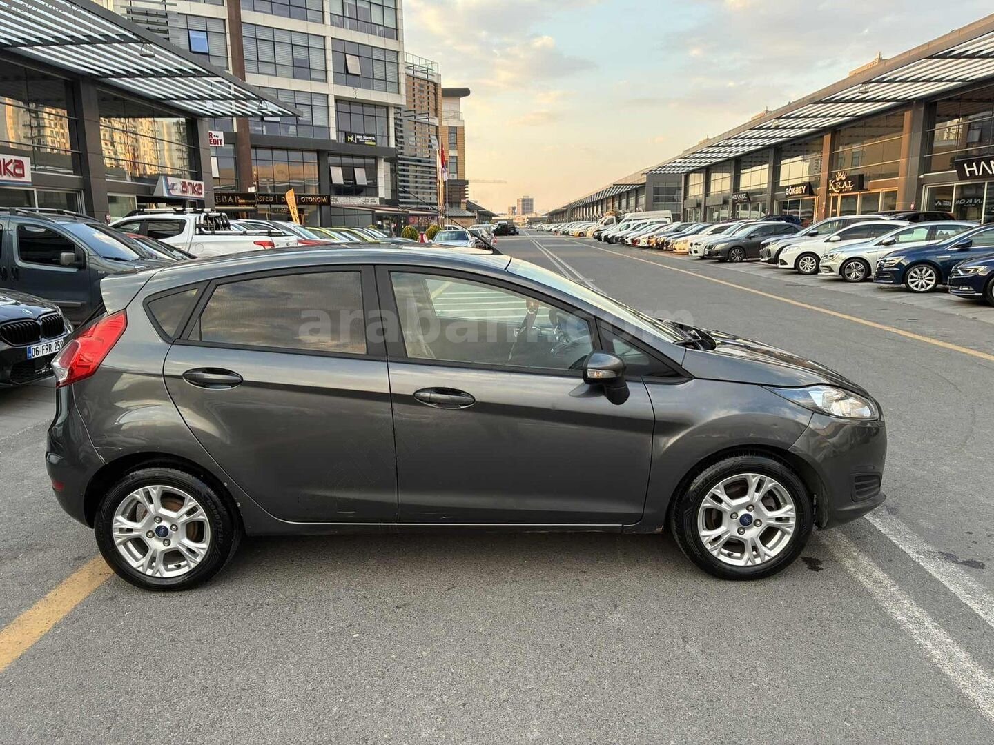 Galeriden Ford Fiesta 1.5 TDCi Trend X 2015 Model Ankara 338.000 km Füme 5