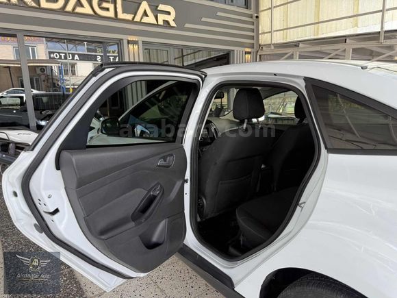AKDAĞLAR AUTO'DAN 2017 FORD FOCUS HATASIZ BOYASIZ DÜŞÜK KM