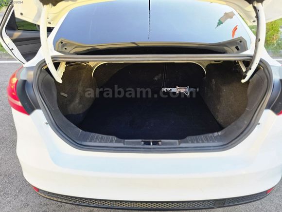2017 MODEL FORD FOCUS DEĞİŞENSİZ 1 PARÇA BOYALI ÇOK TEMİZ ARAÇ