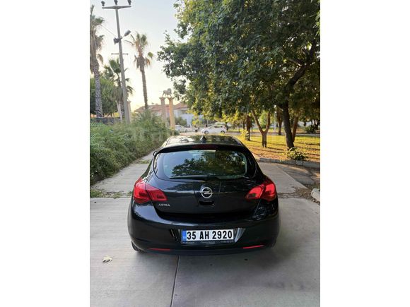 HATASIZ / 140 B KM / ÇELİK SUBAPLI / 2. SAHİBİNDEN / ASTRA J