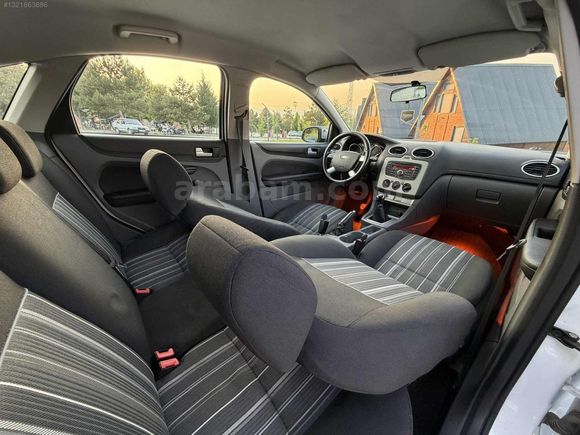 2011 MODEL FORD FOCUS