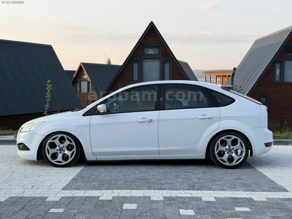 2011 MODEL FORD FOCUS