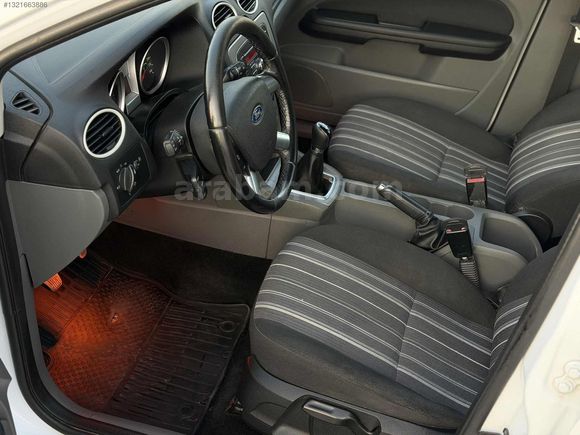2011 MODEL FORD FOCUS