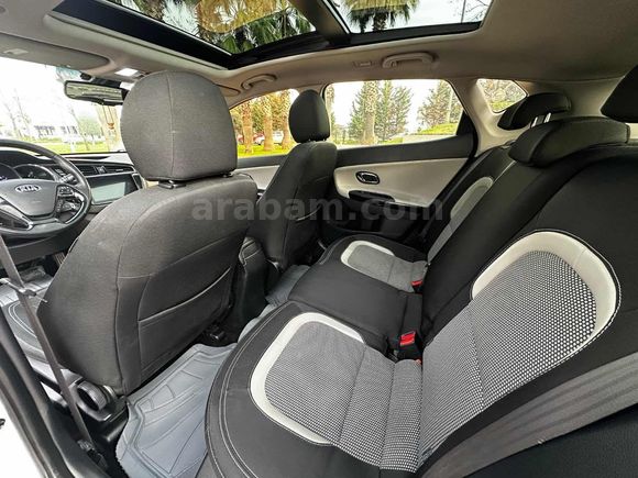 DEĞİŞENSİZ DİZEL OTOMATİK KİA CEED CAM TAVANLI
