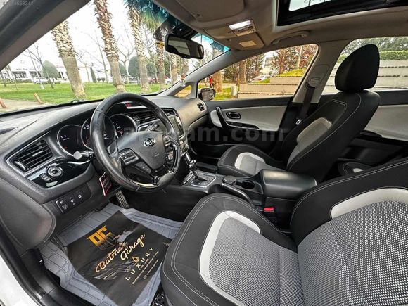 DEĞİŞENSİZ DİZEL OTOMATİK KİA CEED CAM TAVANLI