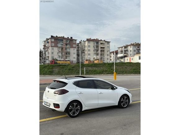 DEĞİŞENSİZ DİZEL OTOMATİK KİA CEED CAM TAVANLI