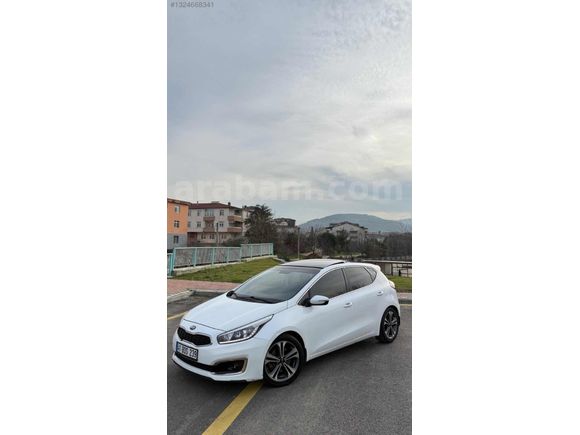 DEĞİŞENSİZ DİZEL OTOMATİK KİA CEED CAM TAVANLI