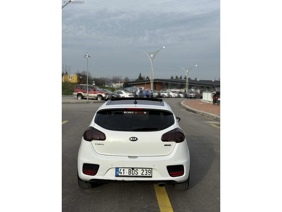 DEĞİŞENSİZ DİZEL OTOMATİK KİA CEED CAM TAVANLI