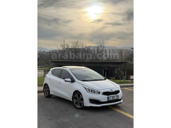 DEĞİŞENSİZ DİZEL OTOMATİK KİA CEED CAM TAVANLI