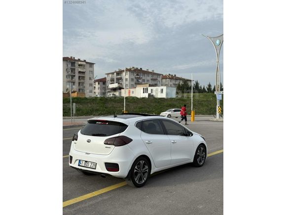 DEĞİŞENSİZ DİZEL OTOMATİK KİA CEED CAM TAVANLI