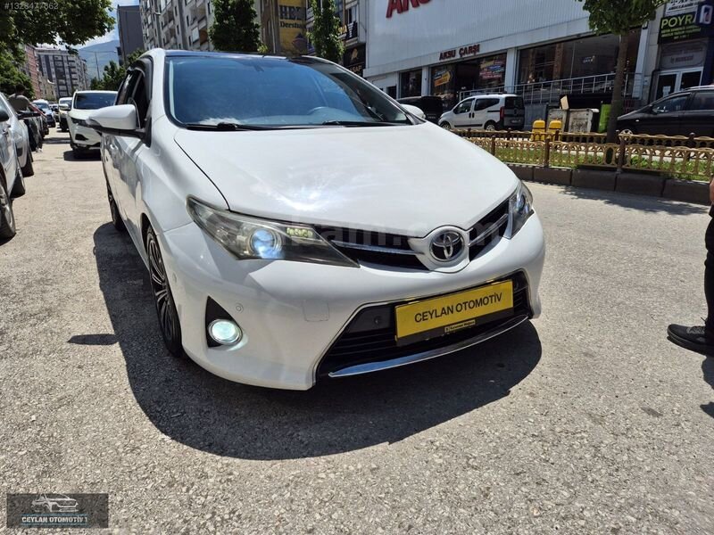Galeriden Toyota Auris 1.4 D-4D Premium 2013 Model Erzurum 248.000 km Beyaz