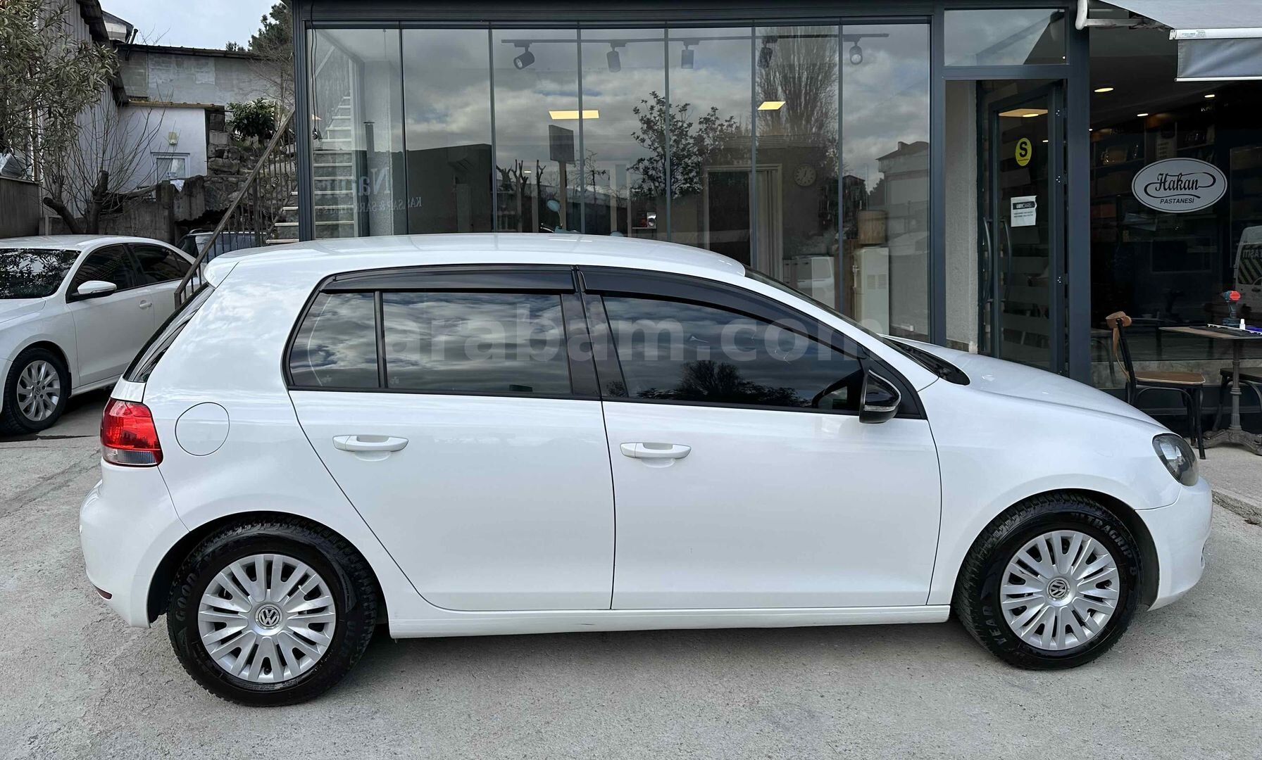 Galeriden Volkswagen Golf 1.6 Trendline 2009 Model İstanbul 99.500 km Beyaz 4