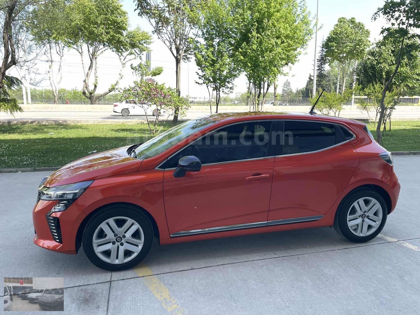 Galeriden Renault Clio 1.0 TCe Evolution 2024 Model Bursa 20.000 km Turuncu 3