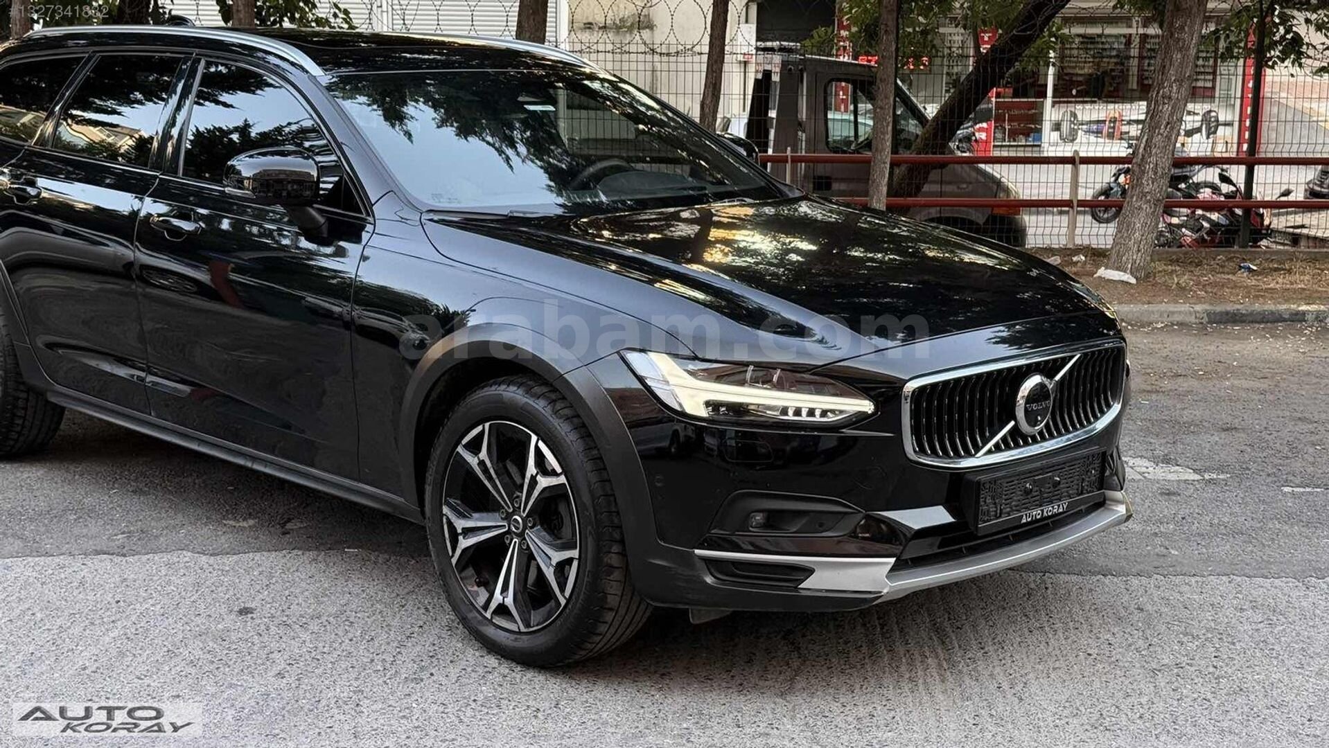 Galeriden Volvo V90 Cross Country 2.0 B5 Ultimate Bright 2023 Model İstanbul 80.000 km Siyah 4