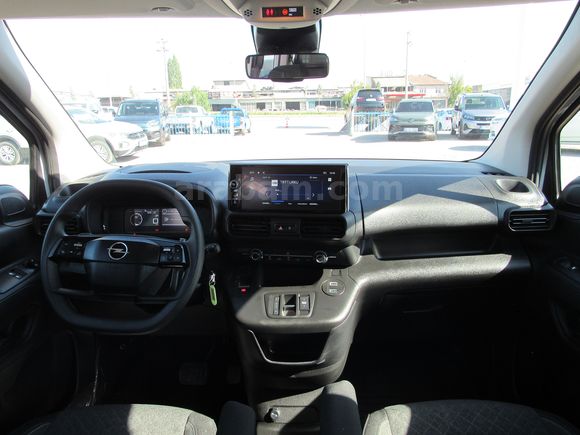 BÜYÜKSOYLU'DAN 2026 MODEL OPEL COMBO 1.5D ESENTİAL AT8 FL 130 HP