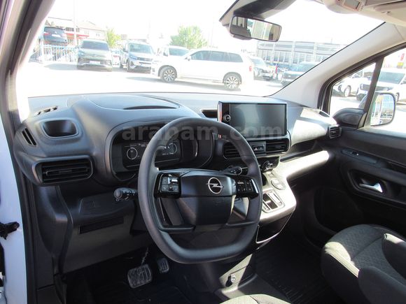 BÜYÜKSOYLU'DAN 2026 MODEL OPEL COMBO 1.5D ESENTİAL AT8 FL 130 HP