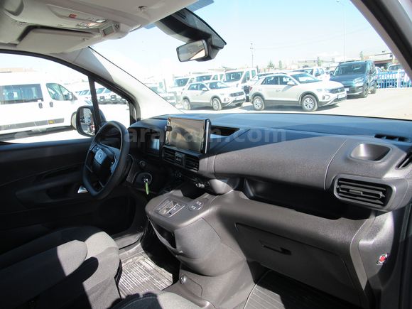 BÜYÜKSOYLU'DAN 2026 MODEL OPEL COMBO 1.5D ESENTİAL AT8 FL 130 HP