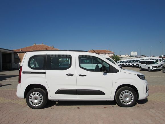 BÜYÜKSOYLU'DAN 2026 MODEL OPEL COMBO 1.5D ESENTİAL AT8 FL 130 HP