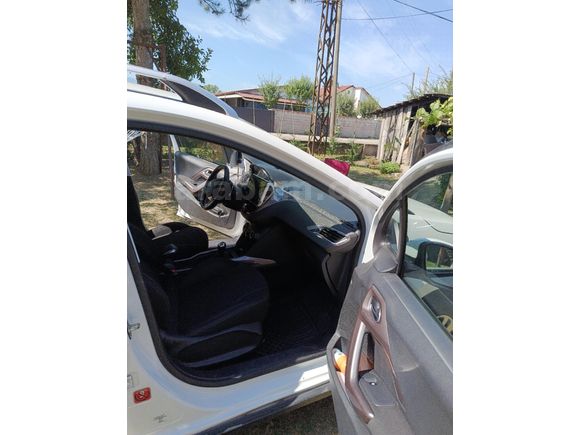 Sahibinden Peugeot 2008 1.6 e-HDi Active 2014 Model  210.000 km Beyaz