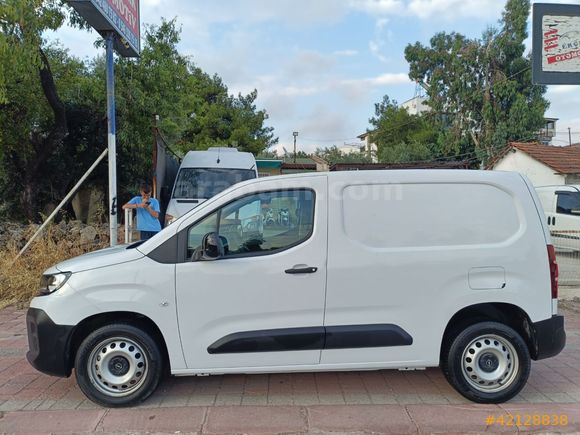 2025 OPEL COMBO CARGO EDİTİON 1.5D 11 BİN KMDE HATASIZ SIFIR AYR
