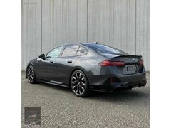BMW G60 2024+ M M5 ARKA DİFÜZÖR ORTA EK PARLAK SİYAH TAİWAN