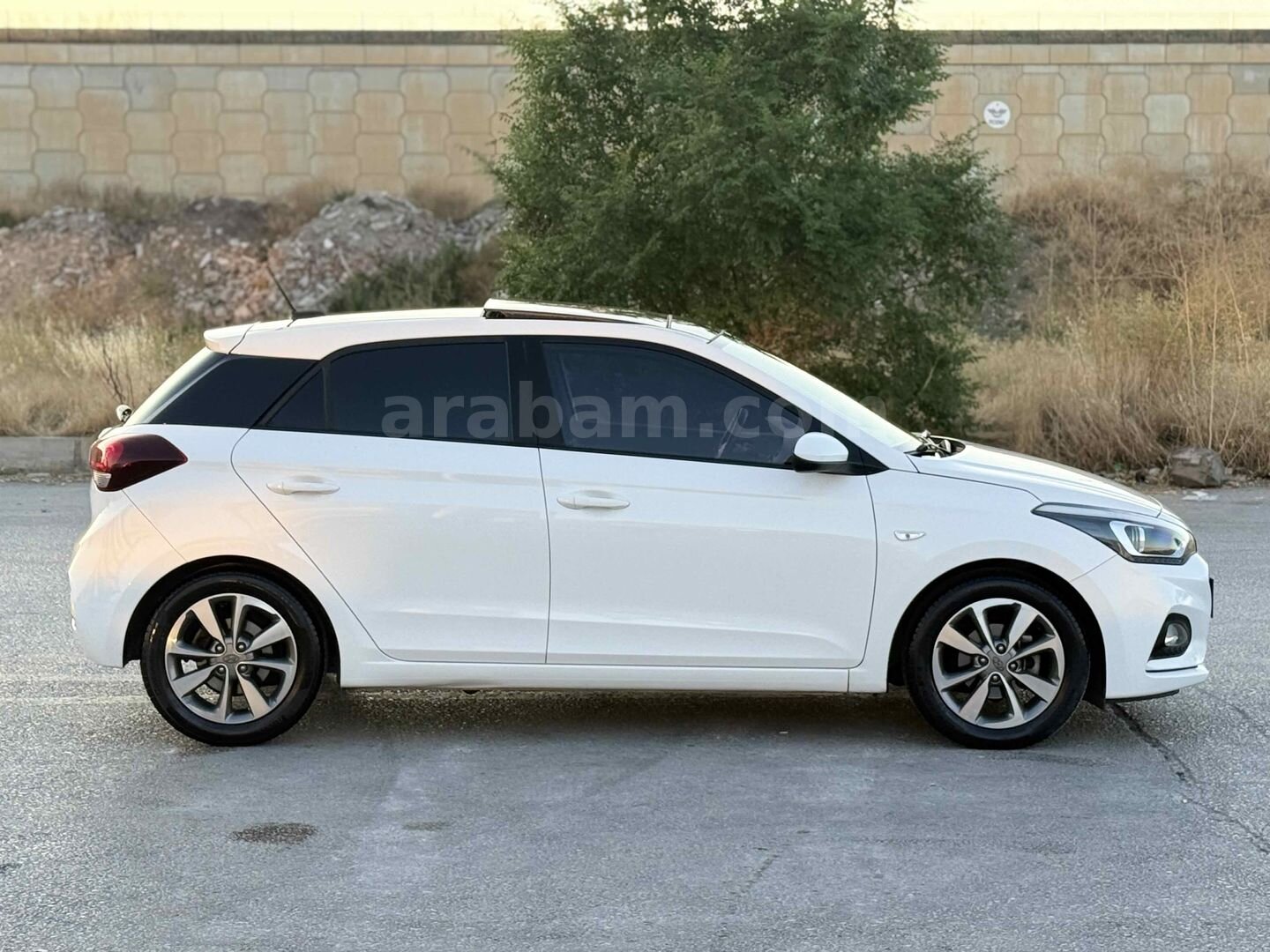 Galeriden Hyundai i20 1.4 MPI Style 2020 Model Ankara 18.000 km Beyaz 4