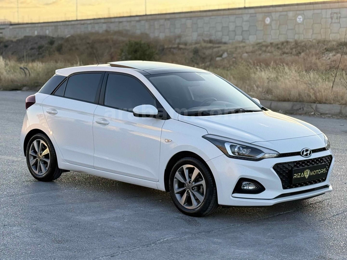 Galeriden Hyundai i20 1.4 MPI Style 2020 Model Ankara 18.000 km Beyaz 3