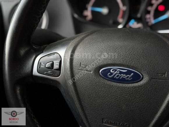 BORDO'DAN 2022 FORD TOURNEO COURİER
