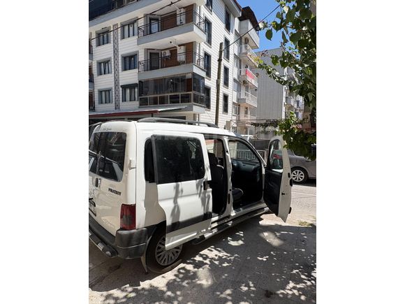Galeriden Peugeot Partner 1.9 D Combi 2000 Model İzmir
