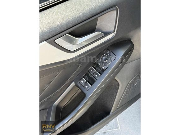 FORD FOCUS TITANIUM