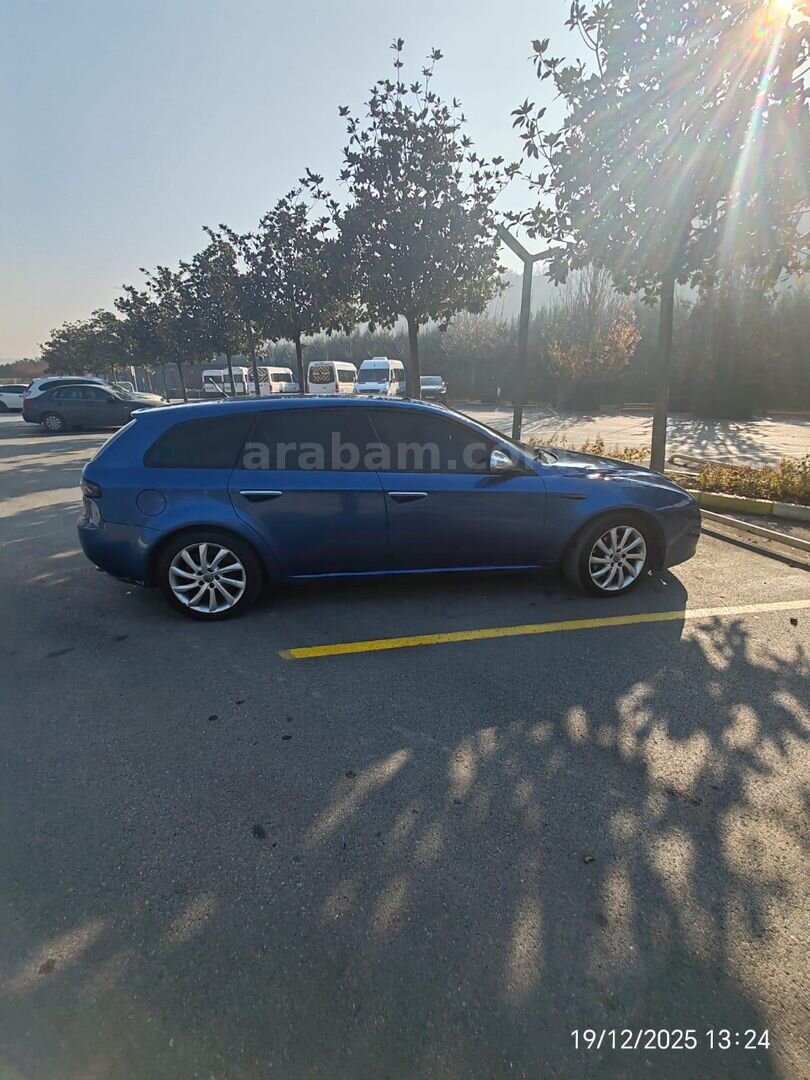Sahibinden Alfa Romeo 159 1.9 JTD Distinctive Plus 2008 Model İzmir 270.000 km Lacivert 6