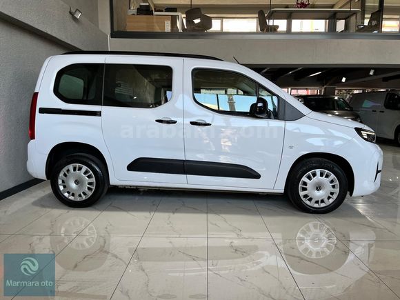 2026 MODEL OPEL COMBO 1.5**ESSENTİAL**OTOMATİK %20 FATURALI