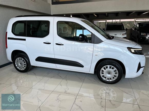 2026 MODEL OPEL COMBO 1.5**ESSENTİAL**OTOMATİK %20 FATURALI
