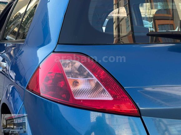 ÖZ AKDENİZ OTOMOTİVDEN 2004 MODEL RENAULT MEGANE 1.6 DYNAMİQUE