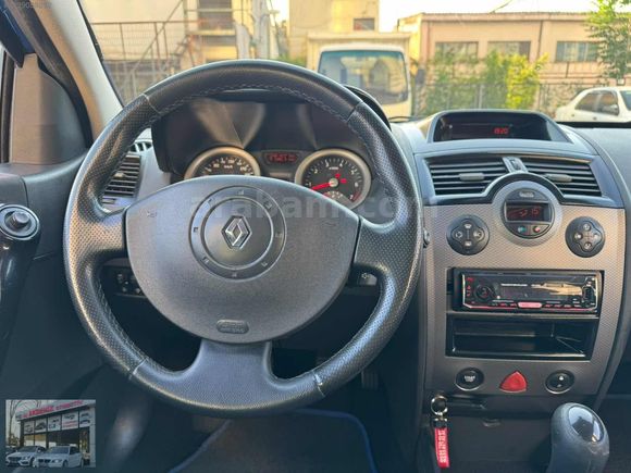ÖZ AKDENİZ OTOMOTİVDEN 2004 MODEL RENAULT MEGANE 1.6 DYNAMİQUE