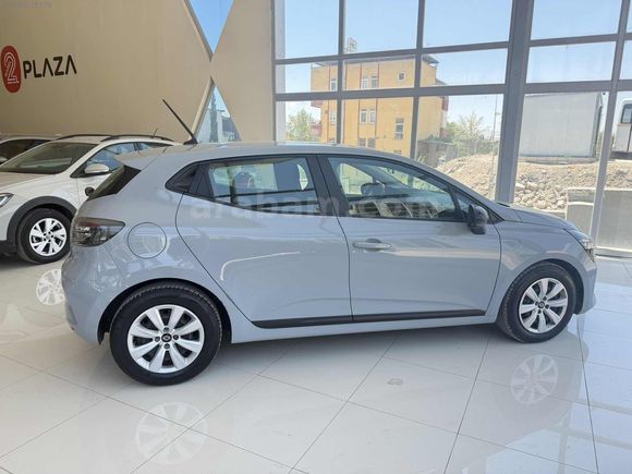 MAREL PLAZA*DAN 2024 RENAULT CLİO 1.0 TCE EQUİLİBRE