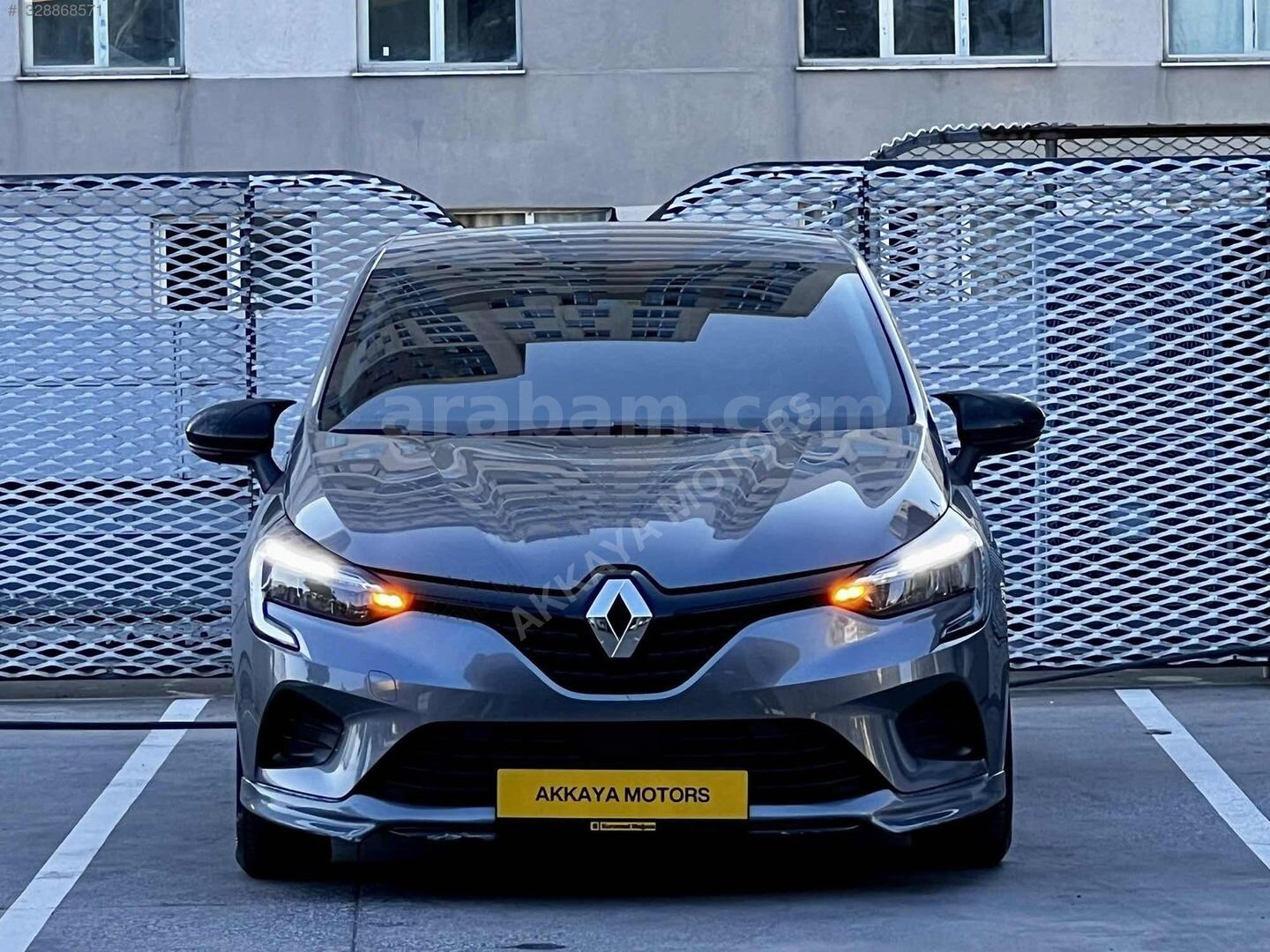 Galeriden Renault Clio 1.0 SCe Joy 2023 Model İstanbul 37.000 km Füme 4