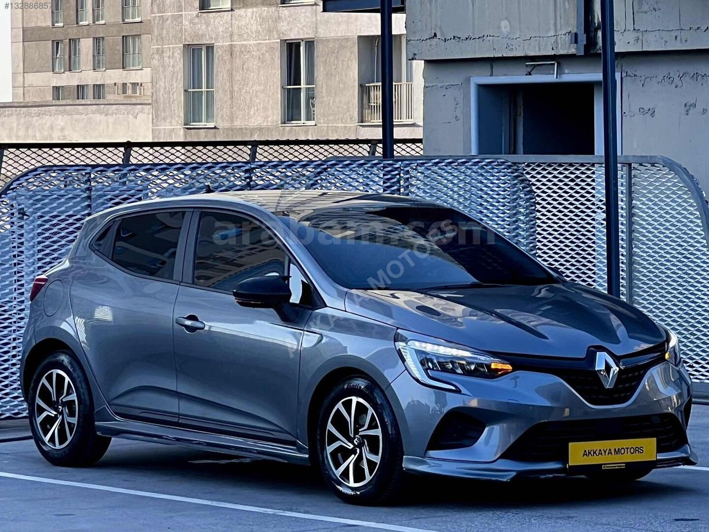 Galeriden Renault Clio 1.0 SCe Joy 2023 Model İstanbul 37.000 km Füme 3