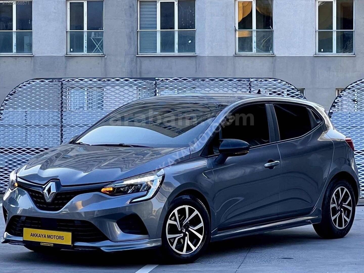 Galeriden Renault Clio 1.0 SCe Joy 2023 Model İstanbul 37.000 km Füme 1