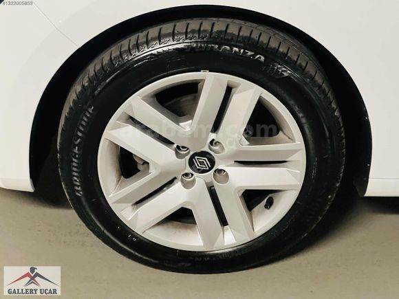 GALLERY UÇAR'dan-HATASIZ-BOYASIZ-2025-RENAULT-CLİO-EVOLUTİON-GSR