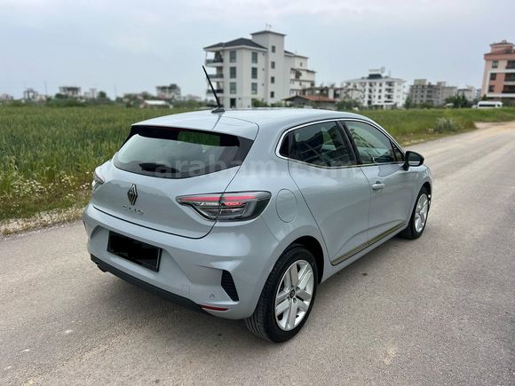 MEMURDAN 2023 RENAULT CLİO EVOLUTİON 1.0 TCE OTOMATİK BOYASIZ-DEĞİŞENSİZ VE TRAMERSİZ