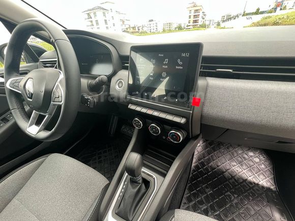 MEMURDAN 2023 RENAULT CLİO EVOLUTİON 1.0 TCE OTOMATİK BOYASIZ-DEĞİŞENSİZ VE TRAMERSİZ